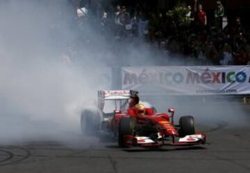 El piloto mexicano Esteban Gutiérrez manejó el monoplaza de Ferrari en el Paseo de la Reforma, la avenida más importante de Ciudad de México, dentro de la exhibición "Scuderia Ferrari Street Demo", misma que promociona el Gran Premio de México, que se correrá el 1 de noviembre