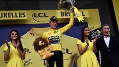 Mike Teunissen luce el primer maillot amarillo del Tour 2019, con Eddy Merckx en el podio de Bruselas.