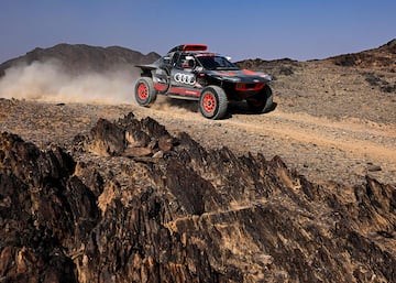 Stephane Peterhansel y Edouard Boulanger de Team Audi Sport durante la segunda etapa del Dakar 2024 con un recorrido entre Al Henakiyah y Al Duwadimi.