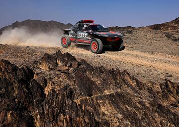 Stephane Peterhansel y Edouard Boulanger de Team Audi Sport durante la segunda etapa del Dakar 2024 con un recorrido entre Al Henakiyah y Al Duwadimi.