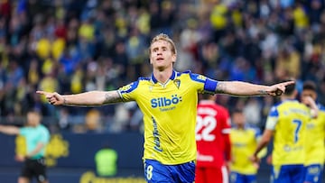 Álex Fernández celebrando su gol ante el Cartagena esta temporada en el Nuevo Mirandilla.