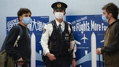 Tokyo (Japan), 28/01/2020.- Foreign tourists walks toward a Japanese police officer at an arrival gate in Tokyo International Airport at Haneda, Japan, 29 January 2020. Some 200 Japanese nationals were repatriated following the coronavirus outbreak in Wuh