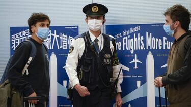 Tokyo (Japan), 28/01/2020.- Foreign tourists walks toward a Japanese police officer at an arrival gate in Tokyo International Airport at Haneda, Japan, 29 January 2020. Some 200 Japanese nationals were repatriated following the coronavirus outbreak in Wuh