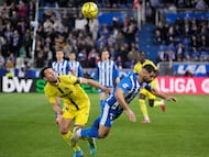 Vitoria-Gasteiz, 13/03/2026.- El defensa del Alavés, Jonny Otto (d), cae ante el defensa del Villarreal, Alfonso Pedraza, durante el encuentro correspondiente a la jornada 28 de Laliga EA Sports que disputan este viernes Alavés y Villarreal en el estadio de Mendízorrotza, en Vitoria. EFE / ADRIAN RUIZ HIERRO.