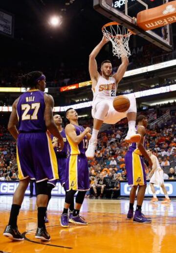 Miles Plumlee machaca el aro de los Lakers.