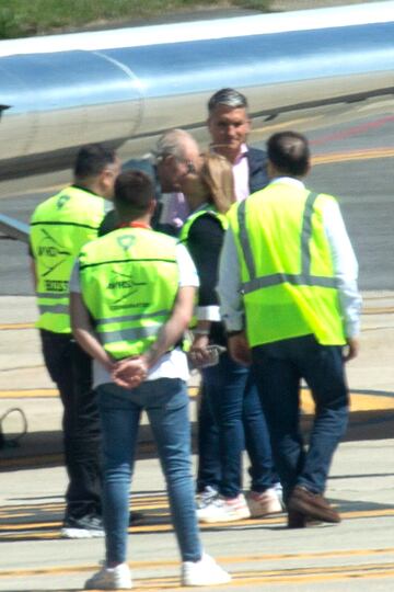 El Rey emérito Juan Carlos saludando a su llegada al Aeropuerto Internacional de Vigo-Peinador.