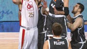 El pivot holandés del CAI Zaragoza, Henk Norel entra a canasta ante el escolta del Uxue Bilbao Basket Roger Grimau, durante el partido de la trigésima primera jornada de la liga ACB de baloncesto que se disputa esta tarde en el Bilbao Arena.