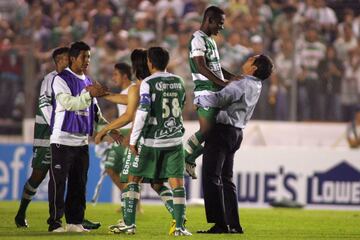 Ya en el formato actual de la Concachampions, durante la edición 2008-09, el Montreal Impact derrotó 2-0 al Santos en la ida de los cuartos de final. Para la vuelta en Torreón, los laguneros salieron con todo y golearon 5-2 a los canadienses para instalarse en semifinales. 