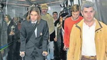 <b>TOCADO.</b> Fernando Gago llegó a Madrid con muletas y sin apoyar su pierna derecha.