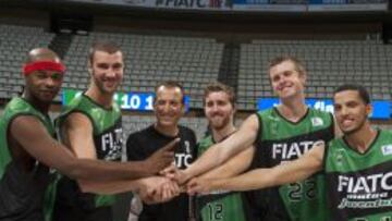 Kirksay, Miralles, Cochran, Shurna y Joseph rodean al técnico Salva Maldonado.