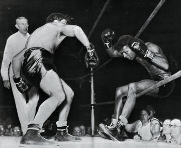 Jake LaMotta, 'Toro Salvaje', naci車 en Nueva York en 1921. Pele車 en 106 combates de los que gan車 83 (30 por KO). Su gran rival fue Sugar Ray Robinson, al que gan車 la segunda vez que se enfrentaron siendo el primer boxeador que consegu赤a vencerle.
El 16 de junio de 1949 consigui車 por KO el t赤?tulo mundial de los pesos medios ante Marcel Cerdan. En la tercera defensa del t赤tulo, el 14 de febrero de 1951, perdi車 ante Sugar Ray Robinson en una pelea que se bautiz車 como 'La matanza de San Valent赤n' debido a su crudeza. El 14 de abril de 1954 se subi車 al ring por 迆ltima vez.
Despu谷s de su retirada compr車 un club nocturno. Tras perderlo por diversos problemas legales inici車 una carrera como comediante.
La pel赤cula basada en su vida, Toro Salvaje, tuvo 8 nominaciones a los ?scar y se llev車 2 estatuillas (mejor montaje y mejor actor para Robert DeNiro).
En la imagen, en 1943 ante Sugar Ray Robinson, al que venci車 en el d谷cimo asalto.