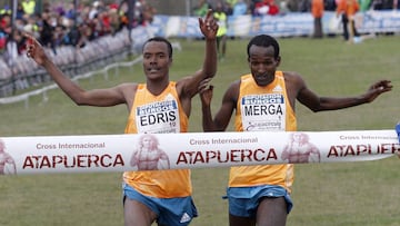 El atleta et&iacute;ope Imane Merga celebra su victoria en l&iacute;nea de meta en 2014 por delante de su compatriota Muktar Edris.
 