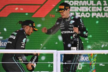 Lewis Hamilton y George Russell en el podio.