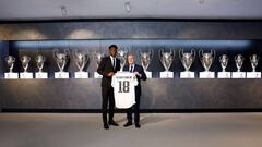 14/06/22 REAL MADRID PRESENTACION DE AURELIEN TCHOUAMENI COMO NUEVO JUGADOR 
FLORENTINO PEREZ PRESIDENTE
CAMISET SALA DE TROFEOS 

 