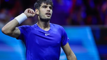 Carlos Alcaraz pide apoyo al público con un gesto en su partido de la Laver Cup contra Ben Shelton, en Berlin.