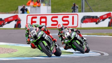 Tom Sykes y Jonathan Rea en Donington.