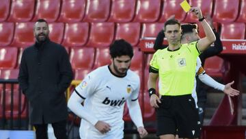 El árbitro Adrián Cordero, y Guedes.