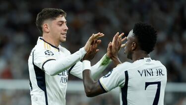MADRID, 09/04/2024.- El centrocampista del Real Madrid Fede Valverde (i) celebra con Vinicius su gol, durante el partido de ida de cuartos de final de la Liga de Campeones que Real Madrid y Manchester City disputan este martes en el estadio Santiago Bernabéu. EFE/Juanjo Martín