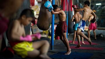 Varios chavales entrenan en una academia de Muay Thai en Bangkok.