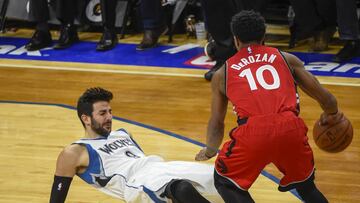 MSP21. MINNEAPOLIS (MN, EE.UU.), 08/02/2017.- El jugador de Timberwolves Ricky Rubio (i) en acción contra DeMar DeRozan (d) de Raptors hoy, miércoles 8 de febrero de 2017, durante un partido por la NBA entre Raptors y Timberwolves en el Target Center de Minneapolis, Minnesota (EE.UU.). EFE/Craig Lassig