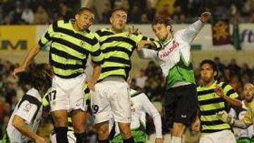 <b>POR EL AIRE. </b>Henrique intenta despejar el balón ante la presencia de Trezeguet y Rodríguez.