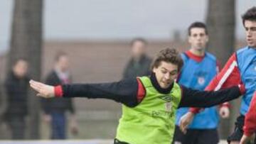 <b>REFLEXIVO. </b>Llorente, en el entrenamiento de ayer, está cotizado.