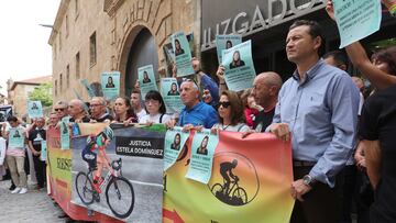 SALAMANCA, 07/06/2024.- Concentración a las puertas de los Juzgados de Salamanca donde este viernes comienza el juicio por el atropello mortal de la joven ciclista, arrollada el 9 de febrero de 2023 por un camión en un punto de acceso al polígono industrial de Los Villares cuando regresaba de un entrenamiento. EFE/ JM García