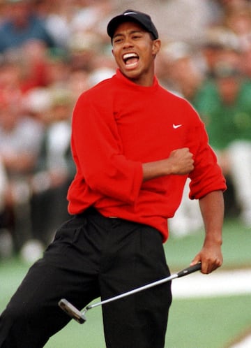 Tiger Woods celebrando su primera victoria en el Masters de Augusta.  Se convirtió en el ganador más joven y con el puntaje más bajo