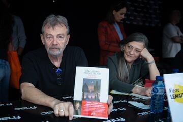 El escritor y guionista franc¨¦s, Pierre Lemaitre, durante la firma de uno de sus ejemplares.