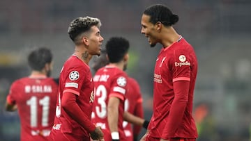 ROberto Firmino festja uno de sus goles con el MIlan