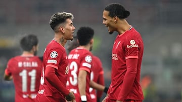 MILAN, ITALY - FEBRUARY 16: Roberto Firmino of Liverpool celebrates with teammate Virgil van Dijk after scoring their side&#039;s first goal during the UEFA Champions League Round Of Sixteen Leg One match between Inter and Liverpool FC at Giuseppe Meazza 