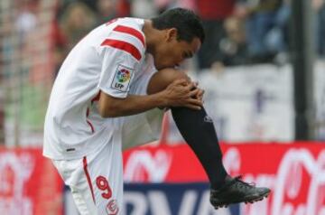 El delantero colombiano del Sevilla Carlos Bacca celebra el gol marcado ante el Córdoba, durante el partido de la vigésimo tercera jornada de Liga de Primera División disputado esta tarde en el estadio Sánchez Pizjuán.