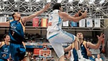 <b>DETERMINANTE. </b>Entrada a canasta de Alex Mumbrú, que ayer, en Valladolid, asumió responsabilidad con éxito en el equipo madridista.