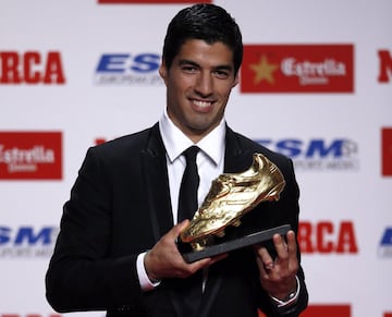 El uruguayo fue Bota de Oro en la temporada 2013-14, con el Liverpool, aunque comparti¨® el galard¨®n con Cristiano Ronaldo. Ambos marcaron 31 goles. Luis Su¨¢rez en 33 encuentros y Cristiano Ronaldo en 30. Luis Su¨¢rez ya era uno de los jugadores m¨¢s importantes no s¨®lo del conjunto ingl¨¦s sino tambi¨¦n de la Premier. El Liverpool ya hab¨ªa tenido un jugador como Bota de Oro con anterioridad: Ian Rush lo fue en el ejercicio 1983-84 cuando marc¨® 32 goles. Con posterioridad Luis Su¨¢rez admiti¨® que ese premio con el club ingl¨¦s tuvo un gran m¨¦rito.