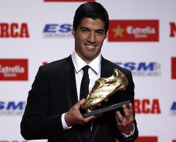 El uruguayo fue Bota de Oro en la temporada 2013-14, con el Liverpool, aunque compartió el galardón con Cristiano Ronaldo. Ambos marcaron 31 goles. Luis Suárez en 33 encuentros y Cristiano Ronaldo en 30. Luis Suárez ya era uno de los jugadores más importantes no sólo del conjunto inglés sino también de la Premier. El Liverpool ya había tenido un jugador como Bota de Oro con anterioridad: Ian Rush lo fue en el ejercicio 1983-84 cuando marcó 32 goles. Con posterioridad Luis Suárez admitió que ese premio con el club inglés tuvo un gran mérito.