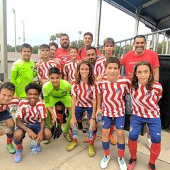 Diego celebra el póquer con su padre y la afición rojiblanca