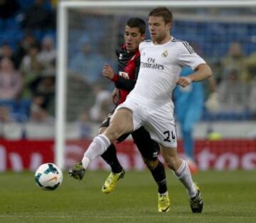 El centrocampista del Real Madrid Illarramendi (d) con el balón ante el centrocampista del Rayo Vallecano Alberto Bueno, durante el partido de la trigésima jornada de Liga de Primera División disputado esta noche en el estadio Santiago Bernabéu.