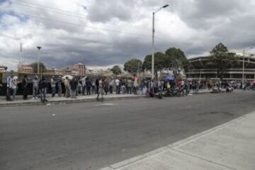 Hinchas hacen fila y esperan conseguir una boleta para el juego Colombia-Argentina.