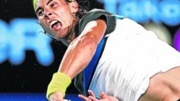 <b>EN EL CALOR DE LA NOCHE. </b>Nadal fue una furia en el calor de la noche para destrozar al tejón Simon.