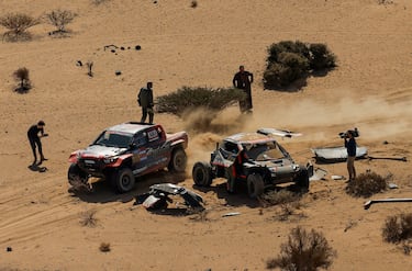 El coche de Sébastien Loeb y Fabian Lurquin, de Dacia Sandriders, después de estrellarse durante la etapa 3