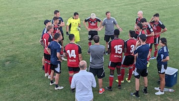 Etxeberria da instrucciones a sus jugadores durante una pausa para la hidratación.