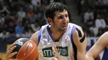 Alex Mumbrú, alero internacional del Real Madrid, jugará la próxima temporada en el Bilbao Basket, después de que Antonio Maceiras, director de la sección de baloncesto del club blanco, haya comunicado hoy a la ACB que la entidad blanca renuncia a ejercitar el derecho de tanteo sobre el catalán, según informa la patronal de los clubes.