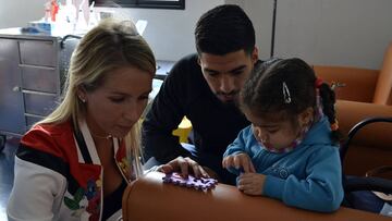El delantero uruguayo que ha sido polémico dentro del campo, ha demostrado en varias ocasiones que tiene un enorme corazón fuera de las canchas.
