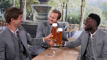 MUNICH, GERMANY - AUGUST 28: Thomas Mueller of Bayern Muenchen Harry Kane of Bayern Muenchen and Alphonso Davies of Bayern Muenchen pose holding beer glasses during the photo session of FC Bayern Muenchen partner Paulaner in traditional Bavarian outfit at Nockherberg on August 28, 2023 in Munich, Germany. (Photo by Stefan Matzke - sampics/Getty Images,)