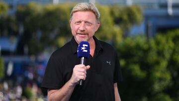 Boris Becker posa con el micr&oacute;fono de Eurosport en el Open de Australia.