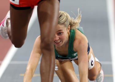No será un día de grato recuerdo el de ayer para Sarah Healy. La irlandesa finalizó su participación en los Mundiales de atletismo bajo techo de Glasgow (Escocia) con un mal trago. Cuando se acercaba a la meta en la prueba de 1.500 sufrió una aparatosa caída y aterrizó con la cara en el tartán. Por suerte no sufrió grandes daños.