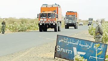 <b>VIGILANCIA Y TRANQUILIDAD</B>. La caravana contó con militares apostados a los lados de la carretera.