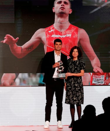 Asier Martínez, medalla de oro en 110 metros vallas en los europeos de Munich, recibe el galardón de manos de Victoria Montiel, consejera de Diario AS.