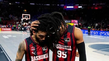 Chima Moneke junta su cabeza con la de Markus Howard.