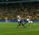 Así fue el penal que cometió Medel ante el Fenerbahce de Isla
